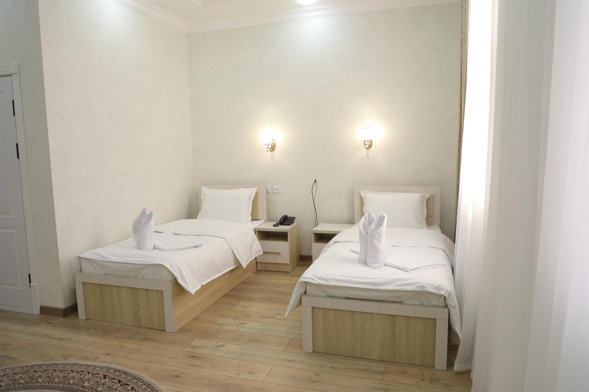 Status Hotel Qarshi Eksteriør billede