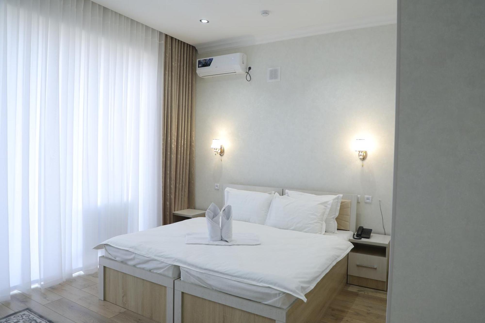 Status Hotel Qarshi Eksteriør billede
