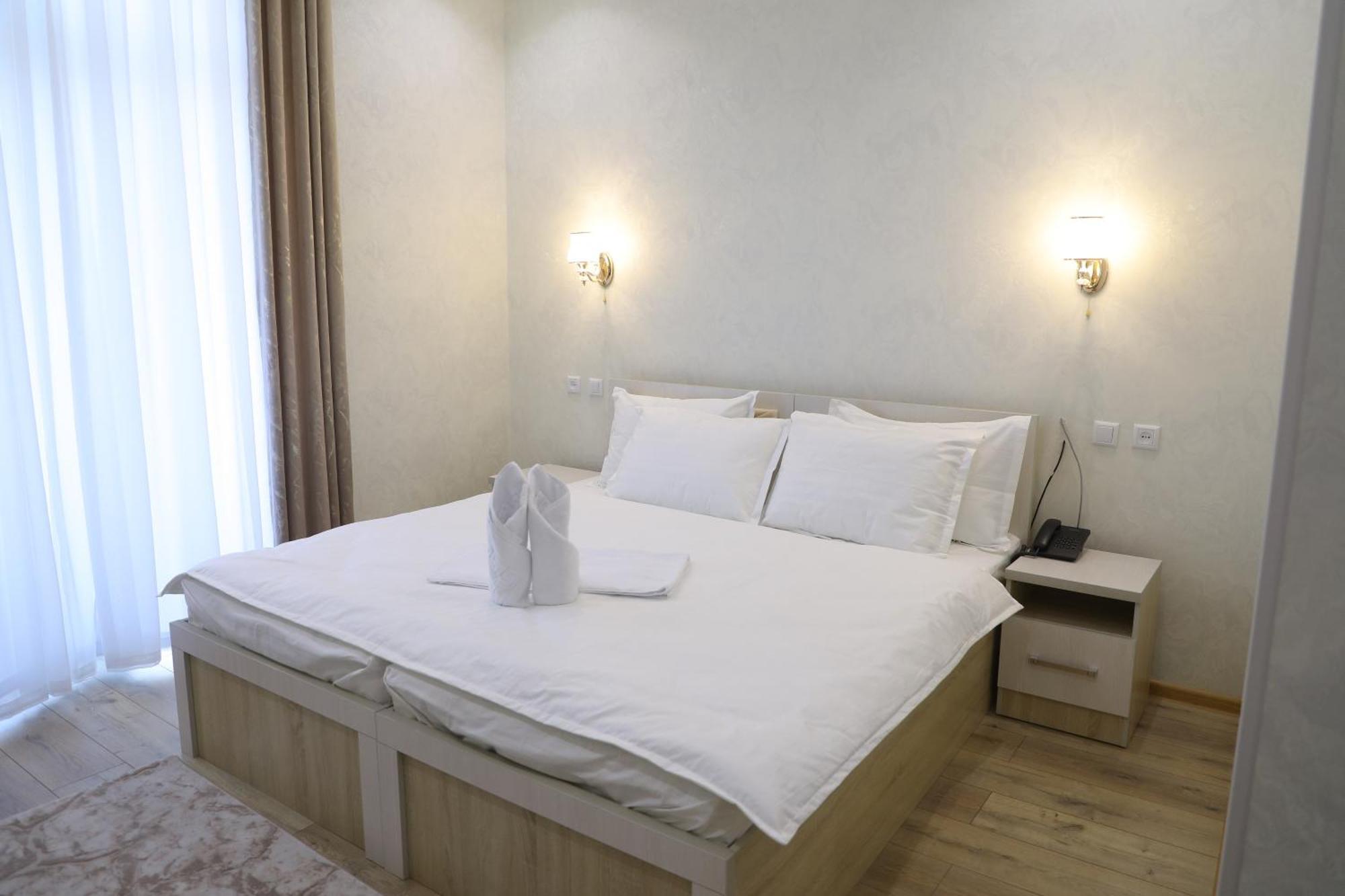 Status Hotel Qarshi Eksteriør billede